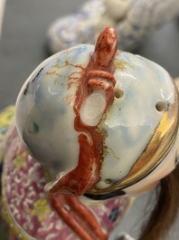 Trois figures en porcelaine de Chine famille rose et verte, 19/20&egrave;me
